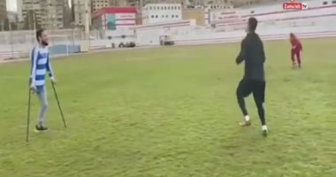 مباراة ثنائية بين الونش ولاعب بقدم واحدة فى الزمالك.. فيديو