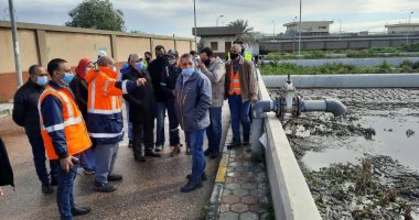 الصرف الصحى بالإسكندرية تكثف أعمال نزح مياه الأمطار .. صور