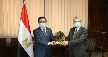 وزير الكهرباء يتسلم جائزه التميز الحكومى العربى عن مشروع بنبان الشمسى