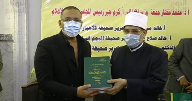 وزير الأوقاف يهدى إصدارات المجلس الأعلى للشئون الإسلامية للكاتب خالد صلاح