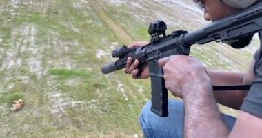 مصارع أمريكى يصطاد خنزيرا بريا بطلقة واحدة فى رحلة صيد بمروحية.. فيديو وصور