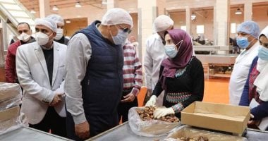 محافظ الوادى الجديد يوجه بدراسة زيادة الإنتاج بمجمع التمور بالخارجة