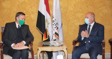 وزير النقل يستعرض مع سفير ألمانيا تنفيذ أول قطار سريع من السخنة للعلمين