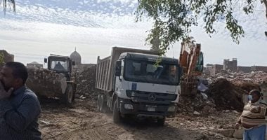 البدء فى إزالة مخلفات الهدم بميدان السيدة عائشة تمهيدا للتطوير.. صور
