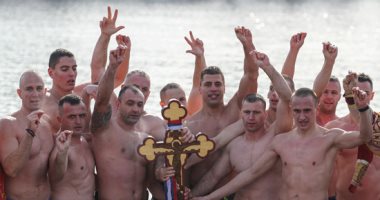 العيد بطعم الثلج... العالم يحتفل بعيد الغطاس فى المياه المجمدة