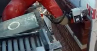 تطوير روبوت يمكنه بناء 1200 طوبة يوميا بدقة متناهية.. فيديو وصور
