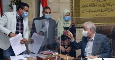 محافظ جنوب سيناء يستقبل إحدى الموهوبات فى مجال الرسم والفن التشكيلى