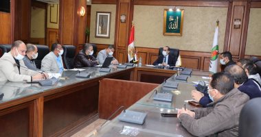 نائب محافظ سوهاج يجتمع باللجنة الفنية لمتابعة المراكز التكنولوجية لخدمة المواطنين