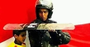 حقيقة صورة المجند والطفل والمطر فى مباراة كرة قدم