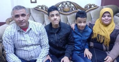 تسبيح البلابل بأصوات ذهبية.. 3 أشقاء مكفوفين يحاربون الظلام بالقرآن فى الإسكندرية.. حفظوا كتاب الله كاملا وحصلوا على جوائز فى القراءات.. وأحمد حسن يزورهم بعد إعجابه بهم.. فيديو وصور