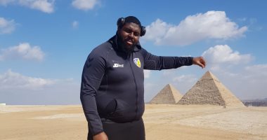 العملاق الكونغولي يزور اهرامات الجيزة بصحبة منتخب بلاده
