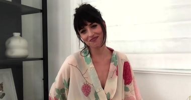 داكوتا جونسون تبكى فى أول ظهور أمام الجمهور للغناء فى فيلمها المقبل Our Friend