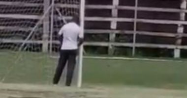 سحر أفريقيا.. مدرب زامبى يرش مادة مجهولة أمام مرمى منافسه والاتحاد يوقفه.. فيديو