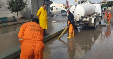 فرق وأطقم مجابهة الأزمات لرفع تراكمات مياه الأمطار بشوارع وميادين البحيرة
