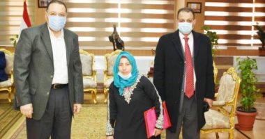 محافظ الشرقية يوفر تروسيكل وإعانه مالية لفتاة من ذوى الهمم