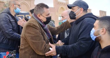 محمد فؤاد يتلقى العزاء فى زوج شقيقته داخل المقابر.. صور