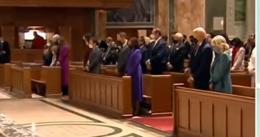 بايدن ونواب الكونجرس يصلون كاتدرائية سانت ماثيو لحضور القداس قبل التنصيب