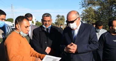محافظ قنا يعاين طبقة الأساس بطريق الأشراف القبلية خلال عملية الرصف.. صور
