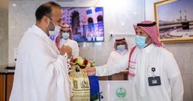 رئاسة الحرمين توزع هدايا وأدوات تعقيم من كورونا على وفود معتمرين.. صور
