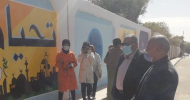 طالبات مدرسة الخارجة الفنية للبنات يتطوعن بتزيين أسوار محطات المياه بلوحات فنية