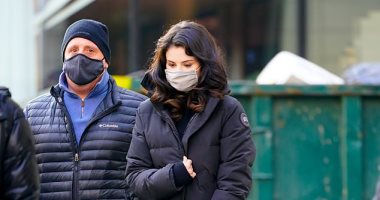 سيلينا جوميز تتحدى برودة الطقس خلال تصوير Only Murders In the Building 