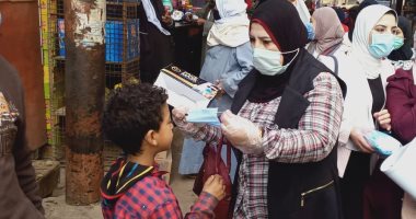 توزيع 3 آلاف كمامة في شوارع الفشن جنوب بنى سويف.. صور
