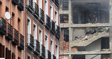 فوضى فى مدريد بعد انفجار ضخم فى مبنى تابع لأبريشية.. إصلاحات الغاز السبب.. 4 قتلى و11 إصابة حصيلة الحادث.. السلطات تلجأ لهدم المبنى بأكمله.. وشهود عيان: الانفجار مثل القنبلة وادى لكسر نوافذ المبانى المحيطة