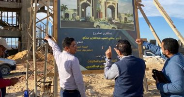 رئيس جامعة الوادى الجديد يتفقد الأعمال الانشائية للبوابة الرئسية وسور الجامعة