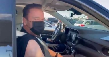 شاهد أرنولد شوارزينجر يتلقى لقاح كورونا فى سيارته أمام أحد مراكز لوس انجلوس