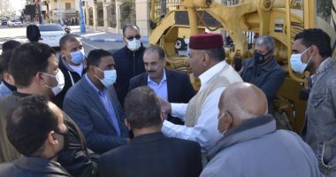 محافظ مطروح يوجه باستكمال تمهيد الطرق الترابية والتجمعات الصحراوية.. صور