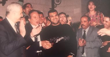 صورة نادرة لنور الشريف من 19 سنة بكواليس مسرحية لن تسقط القدس فى عمان