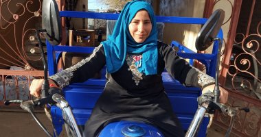 سامية بائعة الأنابيب.. قصة كفاح فتاة تحدت إعاقتها من أجل لقمة العيش.. صور