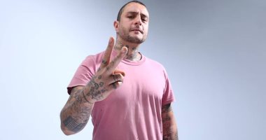أحمد الفيشاوى يشوق جمهوره قبل طرح أغنيته الجديدة "نمبر 2"