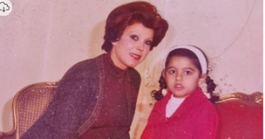 رجاء الجداوى فى صورة نادرة مع ابنتها أميرة بمرحلة الطفولة
