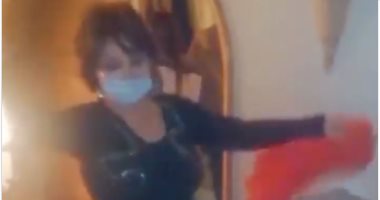 نبيلة عبيد ترقص على ألحان "انزل يا جميل ع الساحة" فى عيد ميلادها.. فيديو