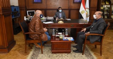 محافظ مطروح يبحث وضع خطة تنمية شاملة وإقامة مشروعات بالمحافظة