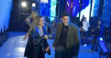 عمرو دياب بصحبة أولاده كنزى وعبد الله على المسرح بدبى.. فيديو