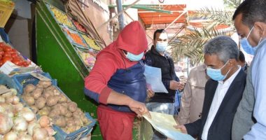 رئيس مركز باريس يقود حملات لضبط مخالفات الكمامة فى الأسواق.. صور