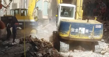 بث مباشر من موقع عقار المحلة وجهود البحث عن السكان تحت الأنقاض