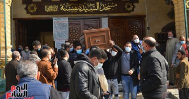 تشييع جثمان والد المطربة هبة مختار من مسجد السيدة نفيسة.. صور