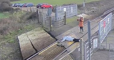 بريطانية تخاطر بحياتها من أجل صورة سيلفى على قضبان قطار.. فيديو وصور