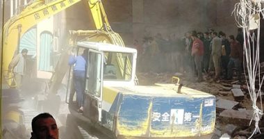 البحث عن 6 أشخاص بينهم طفلة أسفل أنقاض المنزل المنهار بالمحلة