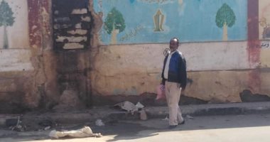 رئيس مدينة الأقصر يكشف غلق فتحات لعبور المواطنين من شريط السكة الحديد.. صور