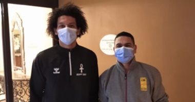 نجوم منتخب اليد يلتقطون سيلفى مع حلاق المونديال قبل مواجهة سلوفينيا.. صور