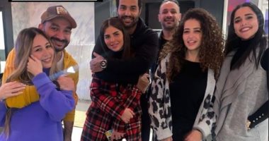 صور جديدة من احتفال نادر حمدى بعيد ميلاد زوجته بحضور كريم فهمى	