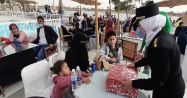 عمرك كان تمن الحرية لكن بلدك مش ناسياك.. "الداخلية" تحتفى بأسر شهدائها فى عيد الشرطة.. تكريم أبناء الأبطال بمديريات الأمن.. أهالى الشهداء: نعتز بهذا التكريم.. والوزارة: آباؤكم سيظلون رمزًا للفخر والنضال.. صور
