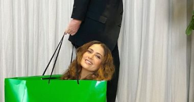 سلمى حايك تحتفل بعيد ميلاد زوجها بوضع نفسها بحقيبة هدايا وتعلق: عيد ميلاد سعيد