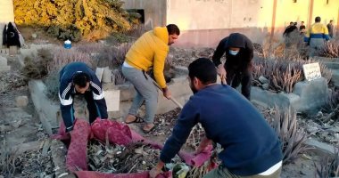 شباب حى أبو صقل بالعريش ينتهون من تنفيذ حملة تنظيف المقابر من المخلفات.. صور