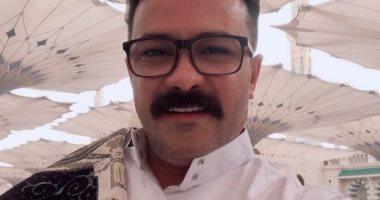 محمد رجب فى المسجد النبوى قبل عرض آخر حلقات "ضربة معلم".. الليلة