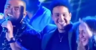 عمرو دياب يحتفل بظهور كنزى وعبد الله بحفلاته بأعمار مختلفة × فيديو واحد